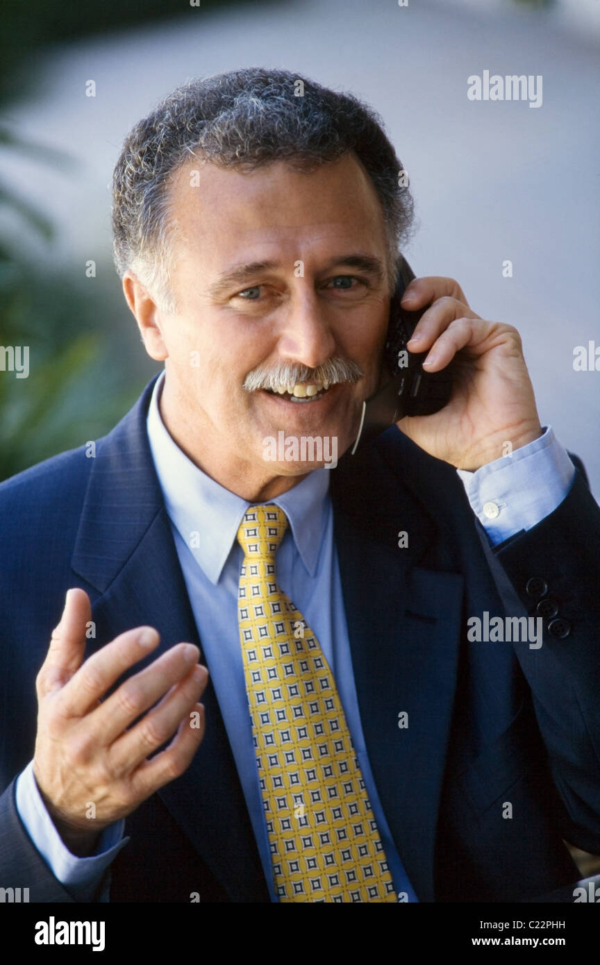 Latino uomo professionale, sul telefono Foto Stock