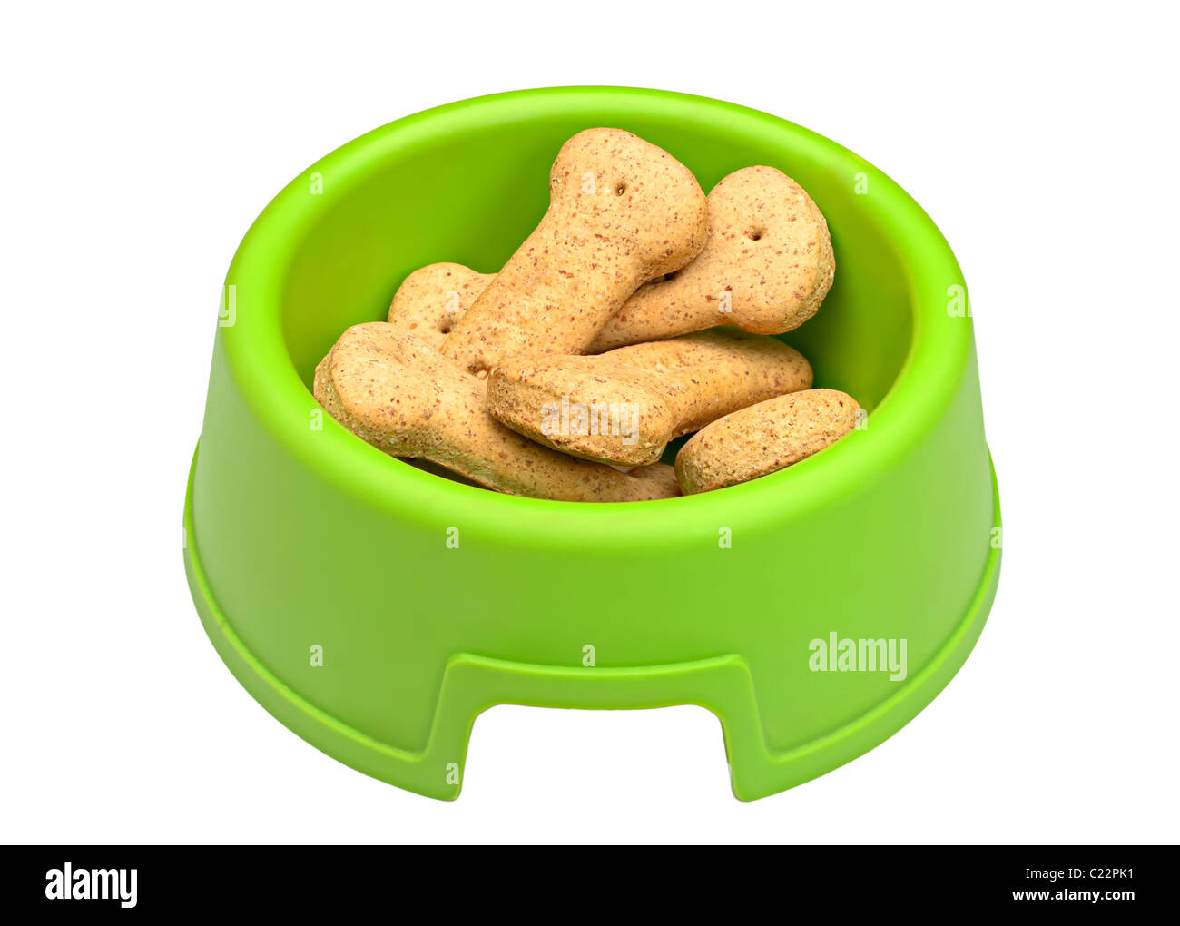 Ciotola verde di forma di osso di cane, biscotti isolato su sfondo bianco con tracciato di ritaglio Foto Stock