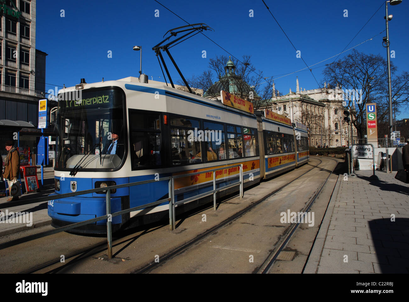 Tram alla stazione Munich-Karls Platz Foto Stock