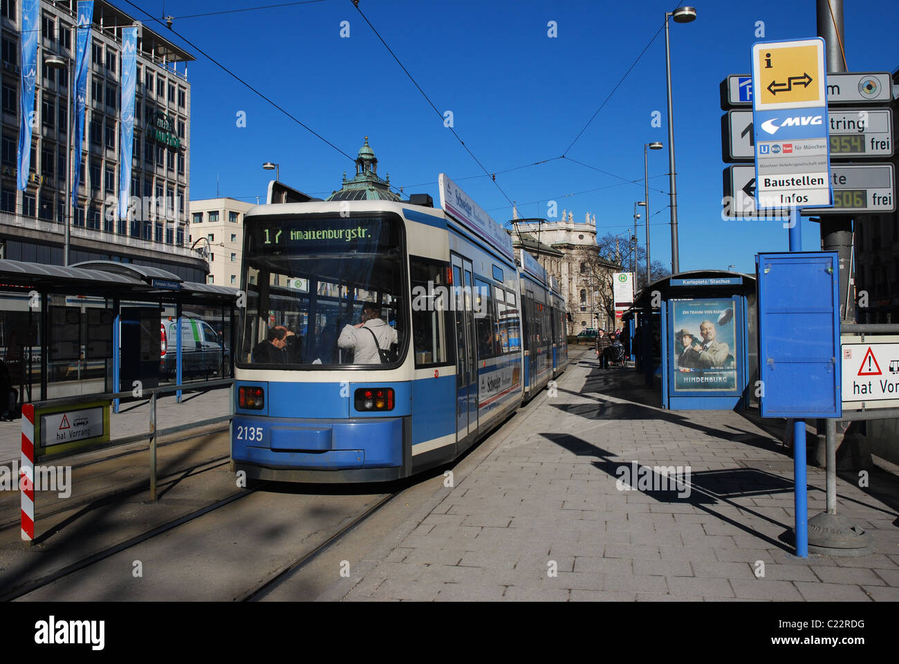 Il tram alla stazione di Monaco di Baviera Foto Stock