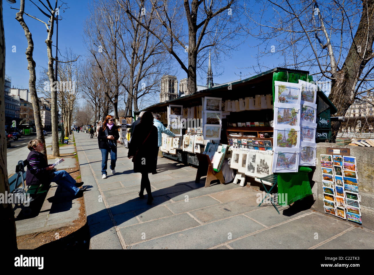 Venditore ambulante vendendo l'arte di Parigi, sulla strada per turisti Foto Stock