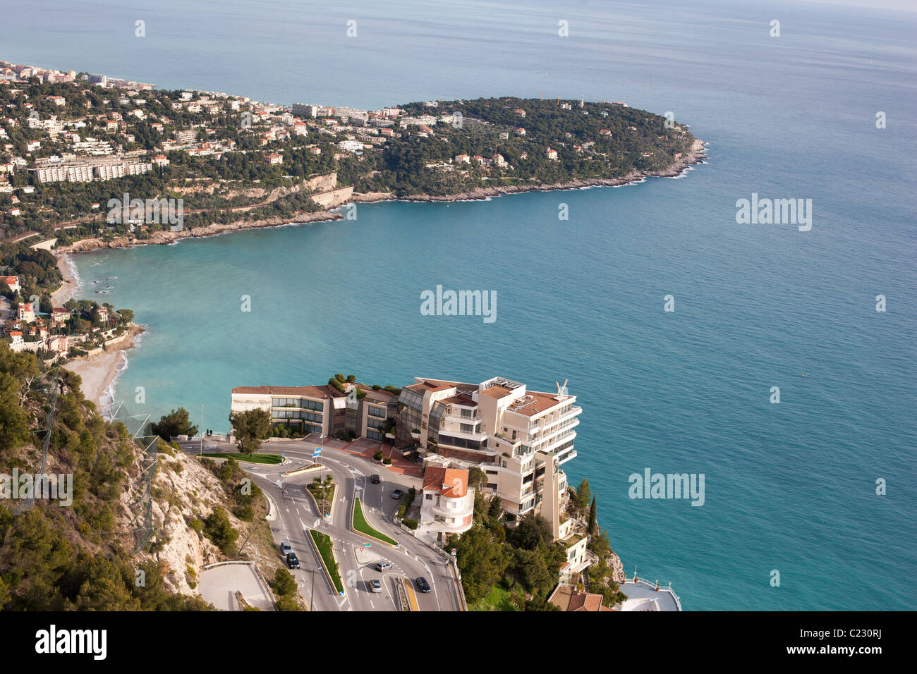 VISTA AEREA. Hotel su una sporgenza rocciosa a 300 metri sopra il Mar Mediterraneo. Vista Palace Hotel, Roquebrune-Cap-Martin, Francia. Foto Stock