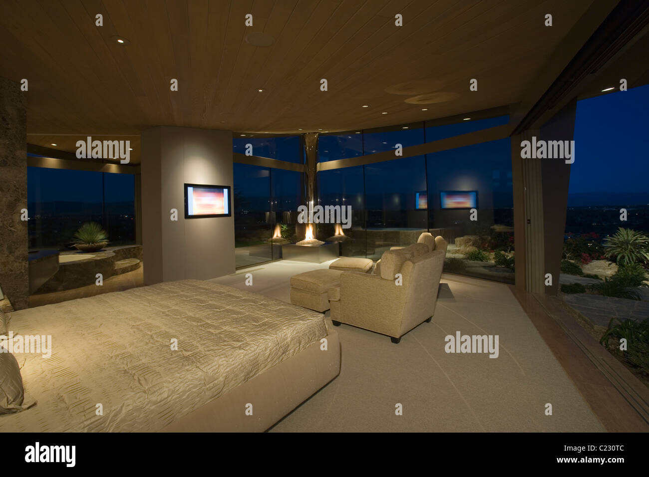 Camera da letto interno con grandi finestre Foto Stock