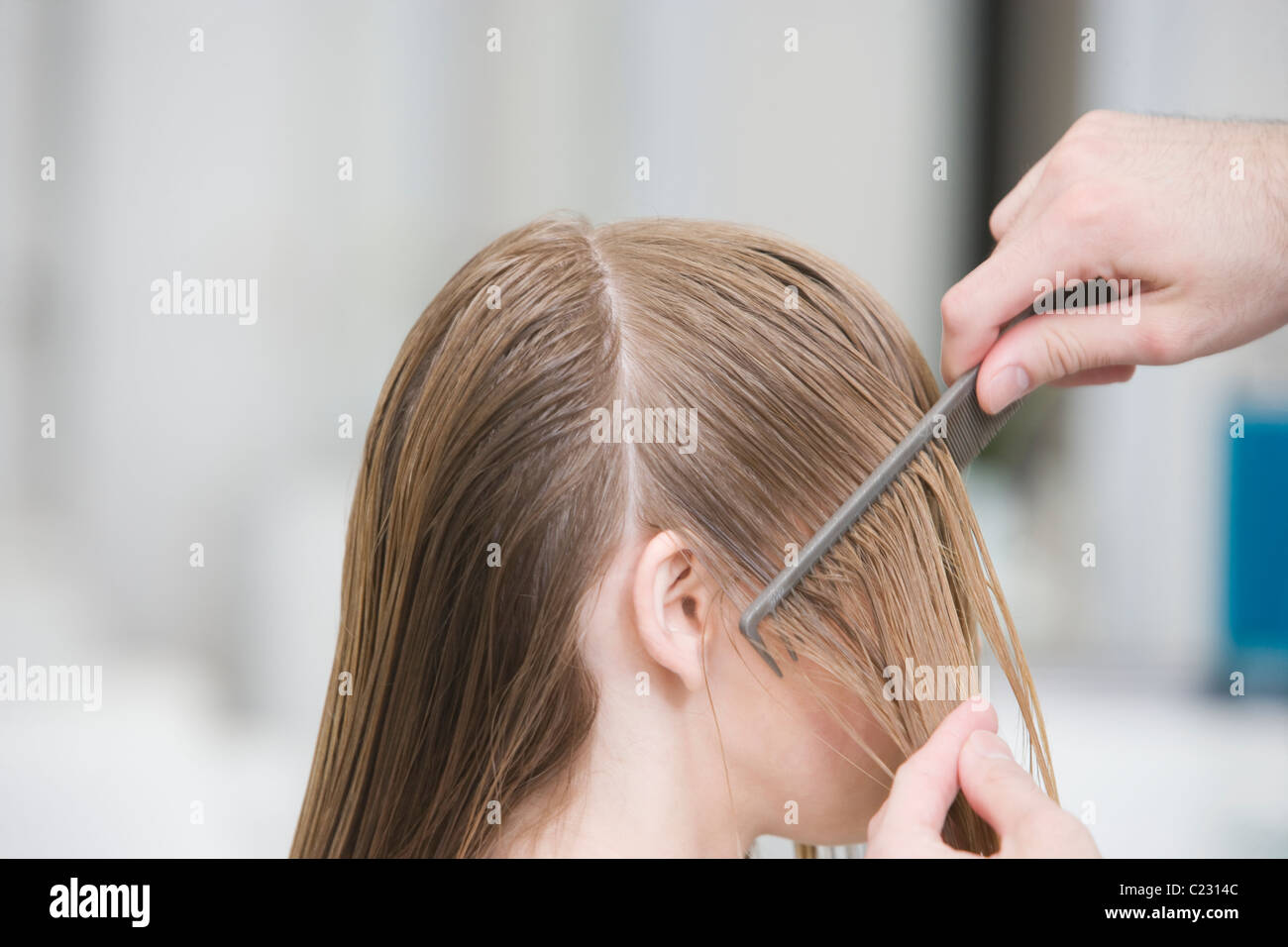 Una pettinatura womans capelli bagnati in i parrucchieri Foto Stock