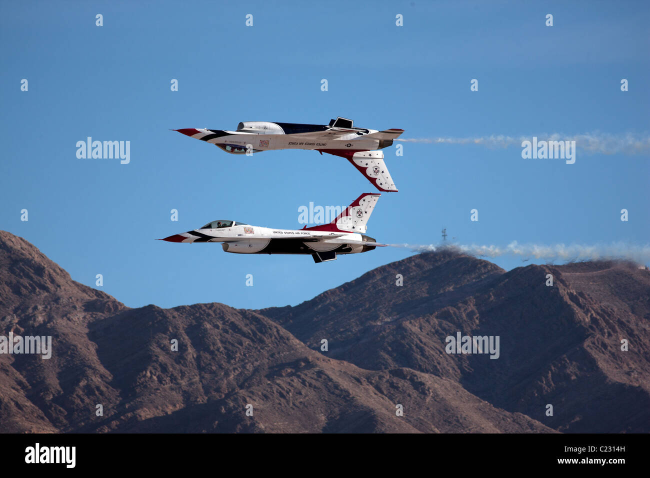Due F16 Thunderbirds che fanno l'aerobica (uno specchio) al 2006 Nellis Air Show a North Las Vegas, Clark County, Nevada, USA. Foto Stock