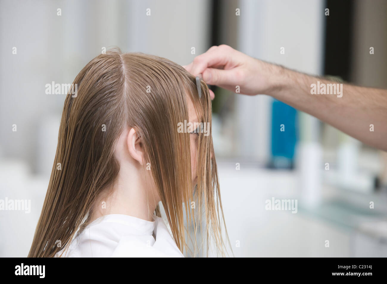 Una pettinatura womans capelli bagnati in i parrucchieri Foto Stock
