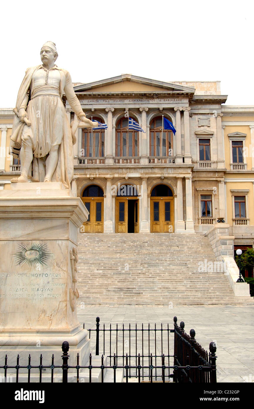 La statua di Ammiraglio Miaoulis davanti il neoclassico Municipio di Hermoupolis. Foto Stock