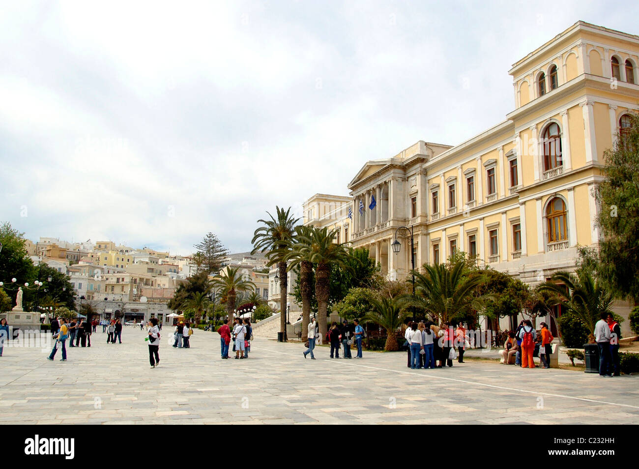 Miaouli Square a fronte di il neoclassico Palazzo del Municipio è il centro di Hermoupolis. Foto Stock