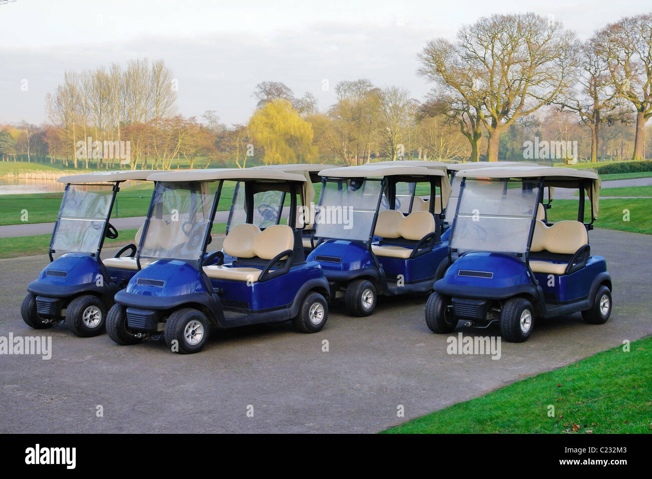 Foto di golf buggy parcheggiato fino al mattino al di fuori della club house. Foto Stock