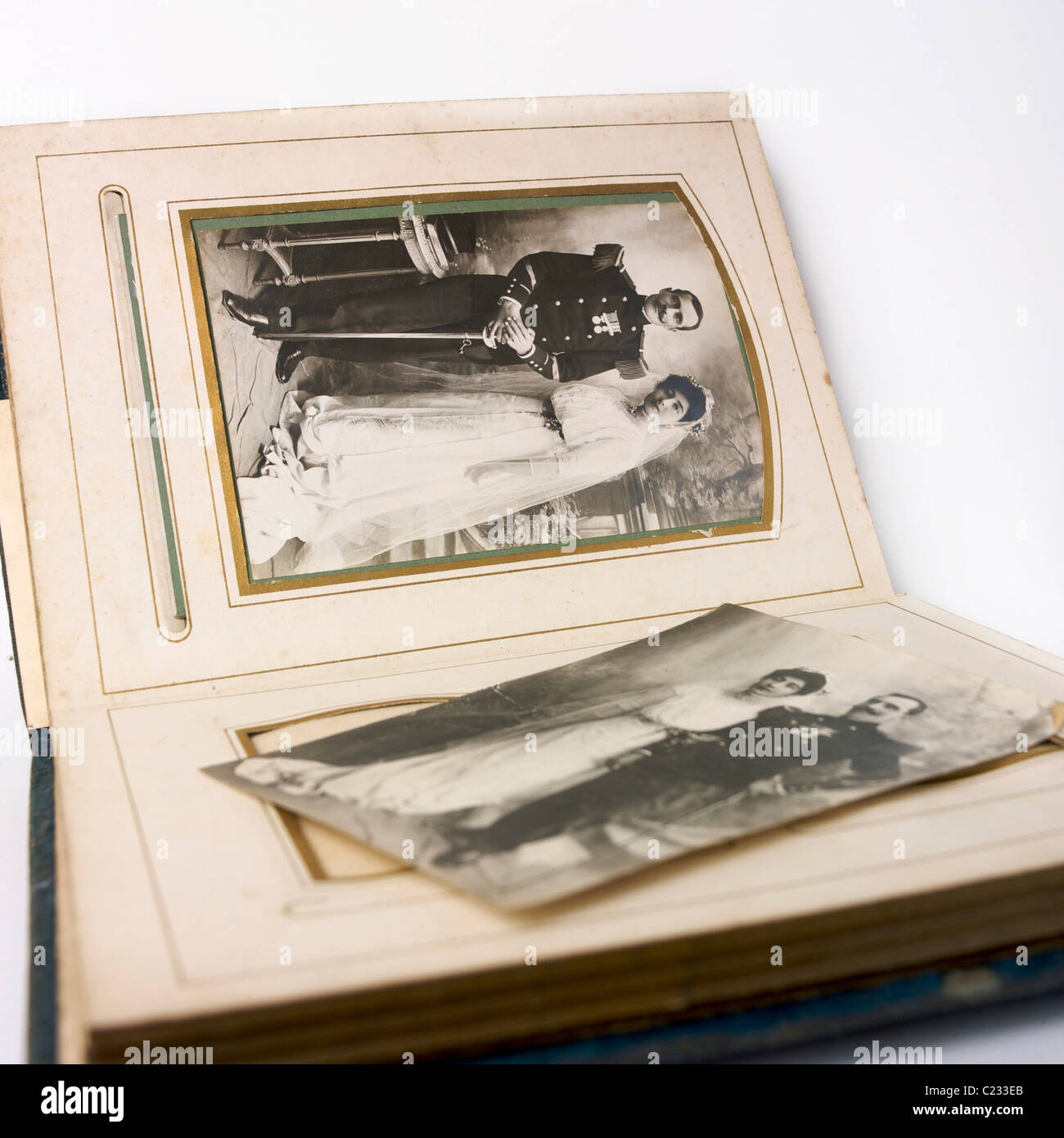 Un ritratto di nozze vintage con una coppia vestita con un abbigliamento formale. L'uomo è in uniforme militare, mentre la donna indossa un classico abito da sposa Foto Stock