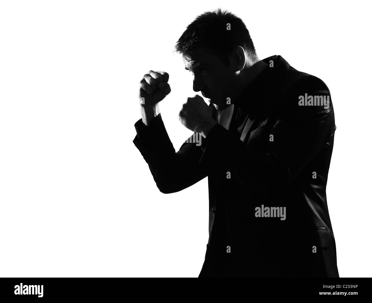 Silhouette caucasian business man boxing gesto che esprime il comportamento di lunghezza completa su studio isolato sfondo bianco Foto Stock