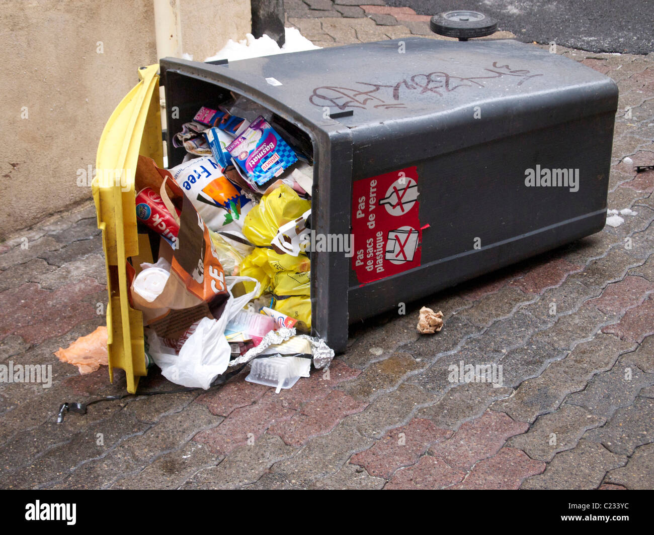 Bidone dei rifiuti / cestini della spazzatura traboccante Foto Stock