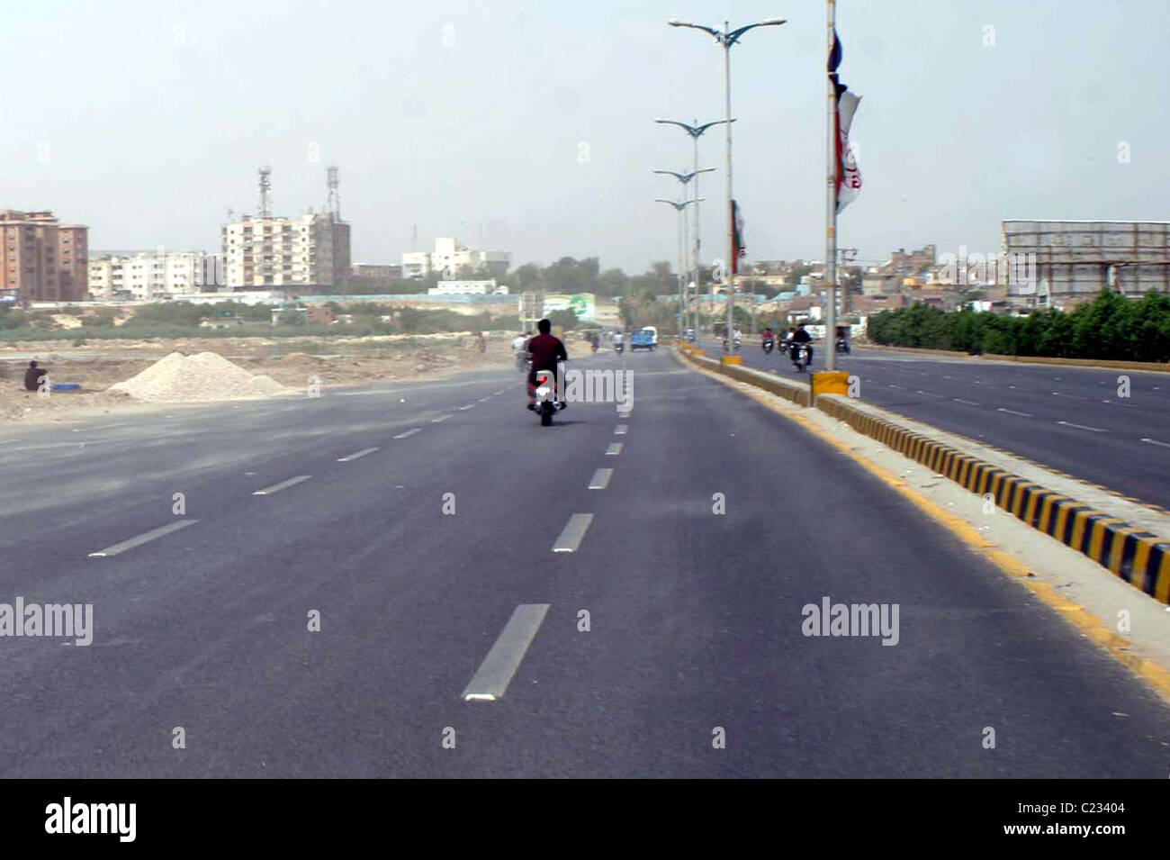 Una strada nel deserto dà guardare durante il ICC Cricket World Cup semi-finale match tra Pakistan e India come la semi-finale Foto Stock