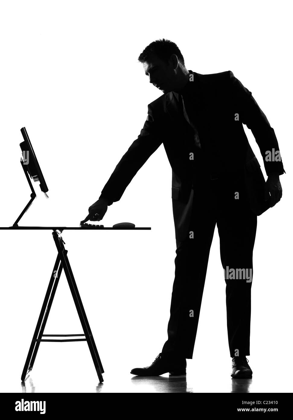 Silhouette caucasica uomo business computing che esprimono il comportamento di lunghezza completa su studio isolato sfondo bianco Foto Stock