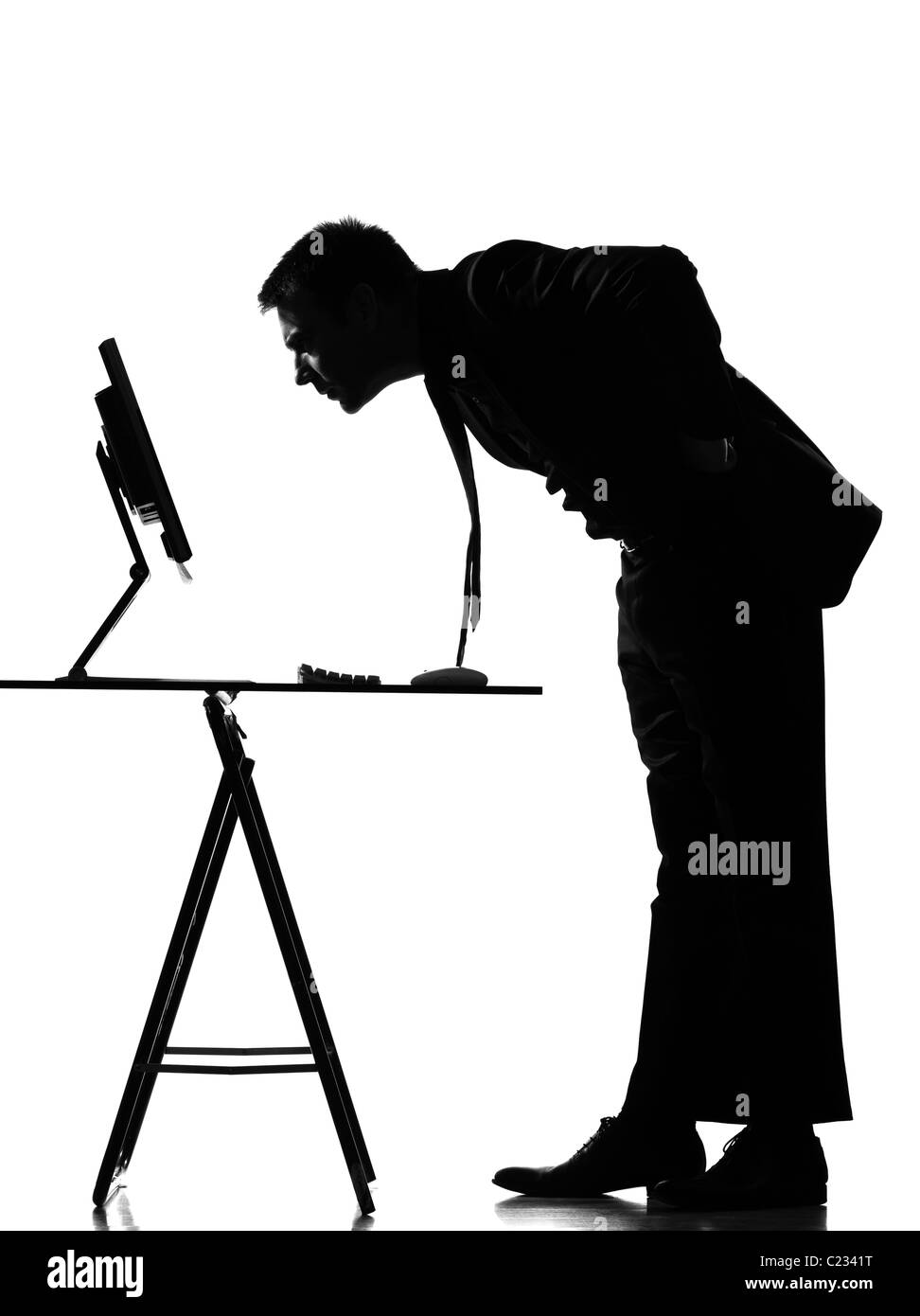 Silhouette caucasica uomo business computing che esprimono il comportamento di lunghezza completa su studio isolato sfondo bianco Foto Stock