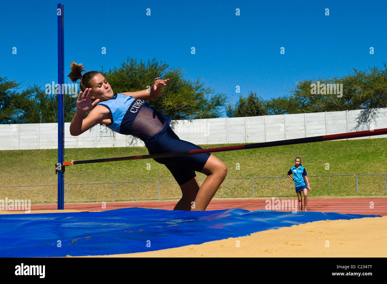 South African School girl in un salto in alto la concorrenza, Bellvile, Western Cape, Sud Africa Foto Stock