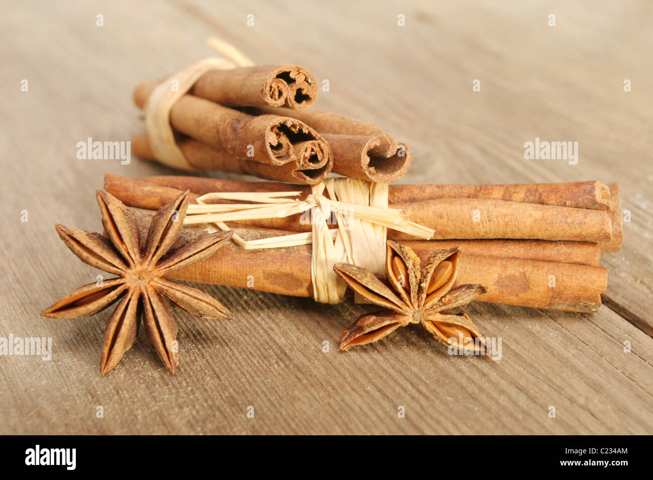 La cannella e anice stellato spezie sul vecchio weathered e screpolata legno con selettiva di messa a fuoco poco profonda Foto Stock