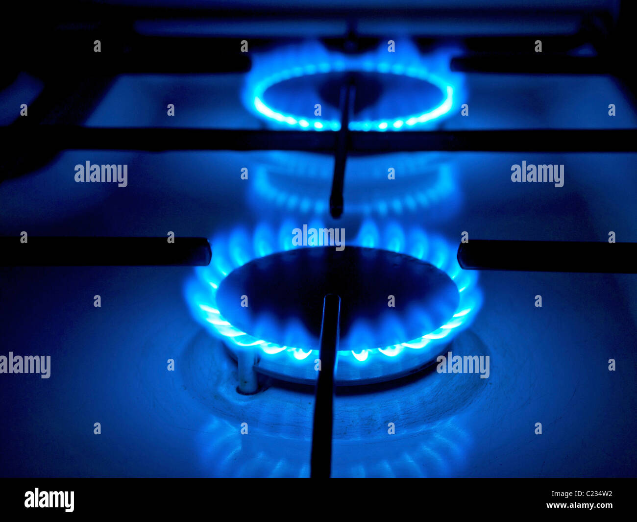 Anelli a gas su una stufa. Piano cottura a gas. Foto Stock