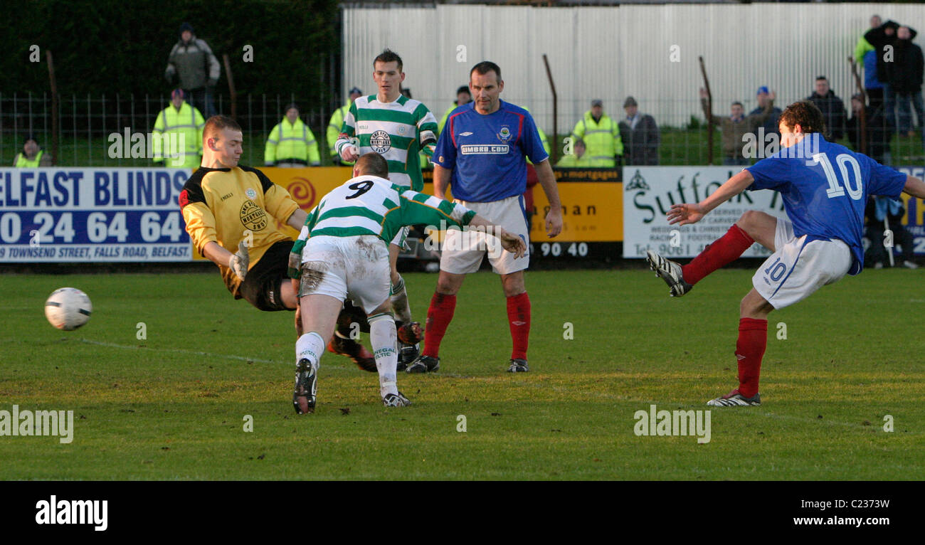 Difensori shot azione dal primo incontro di Donegal Celtic v Linfield a Donegal Celtics terreno nella parte occidentale di Belfast. Foto Stock