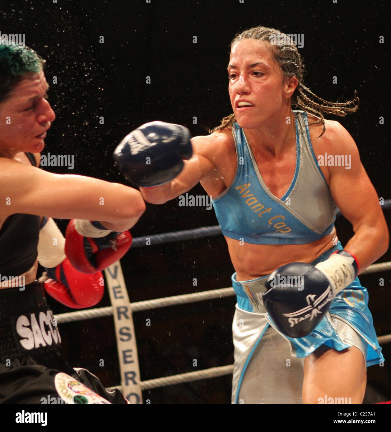 Myriam Lamare di Francia (blu) v Ann Marie Saccurato degli USA (nero) boxe  per la WBF Womens Jr. Welterweight World Foto stock - Alamy