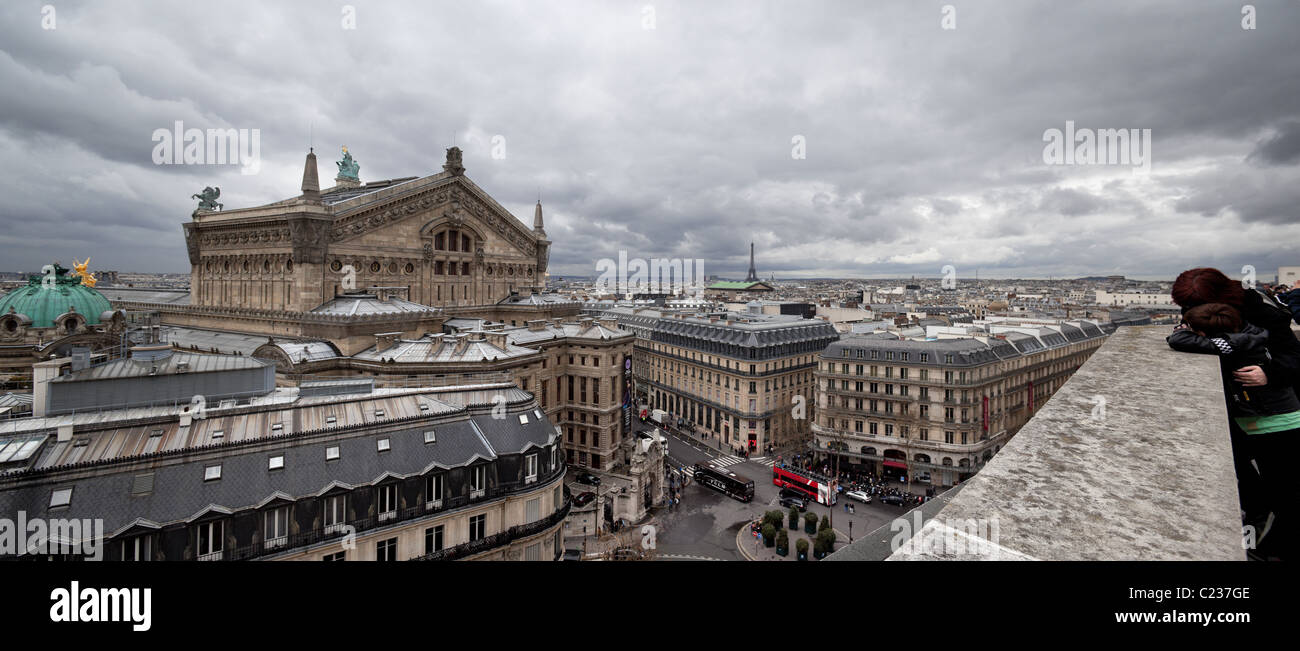 Panoramica vista sul tetto della skyline di Parigi con la casa dell'Opera di Parigi, Parigi, Francia, Europa. Charles Lupica Foto Stock