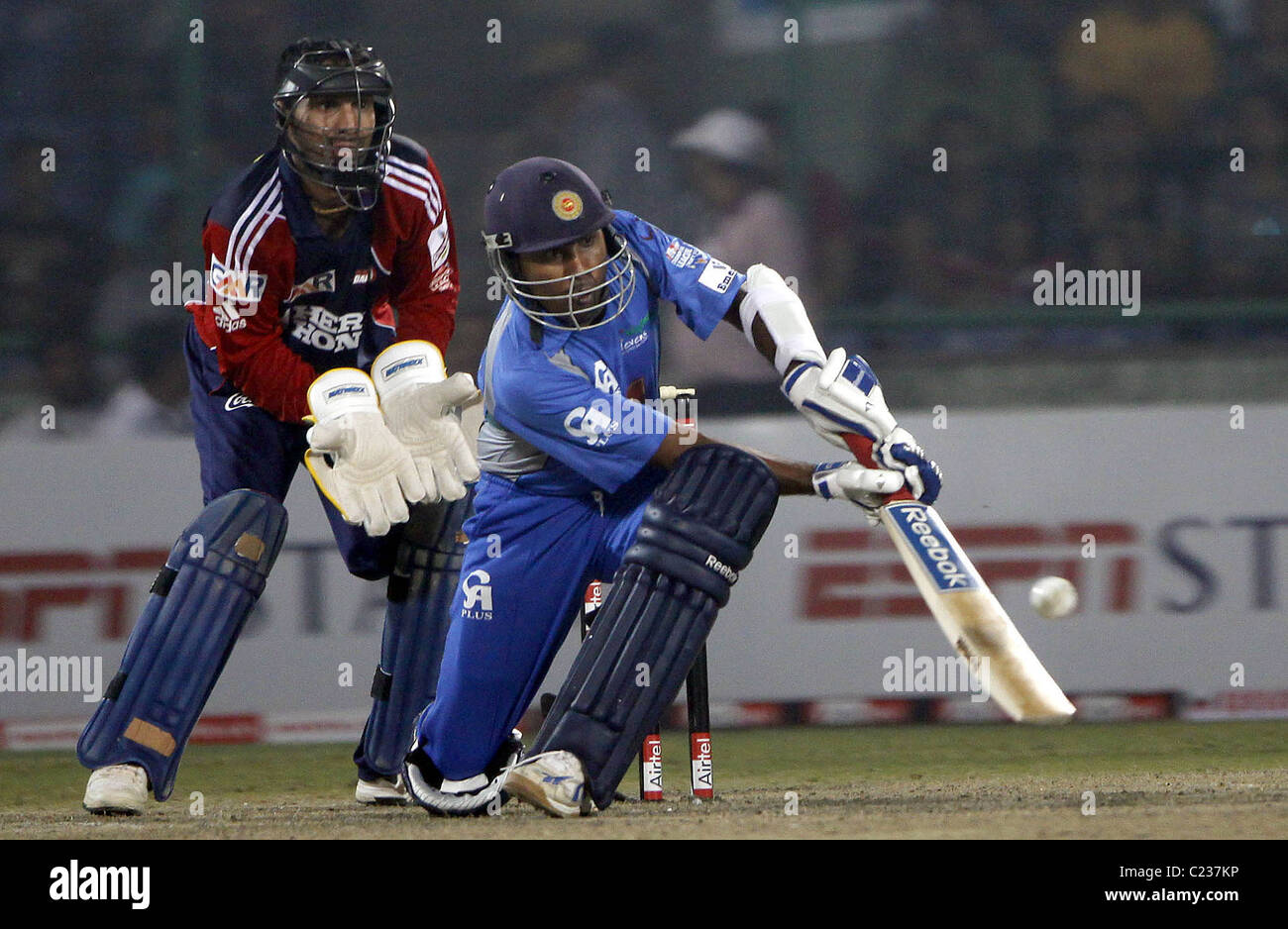 Mahela Jayawardene di Wayamaba gioca un colpo durante l'Airtel Champions League venti20 gruppo D match tra Delhi audaci Foto Stock