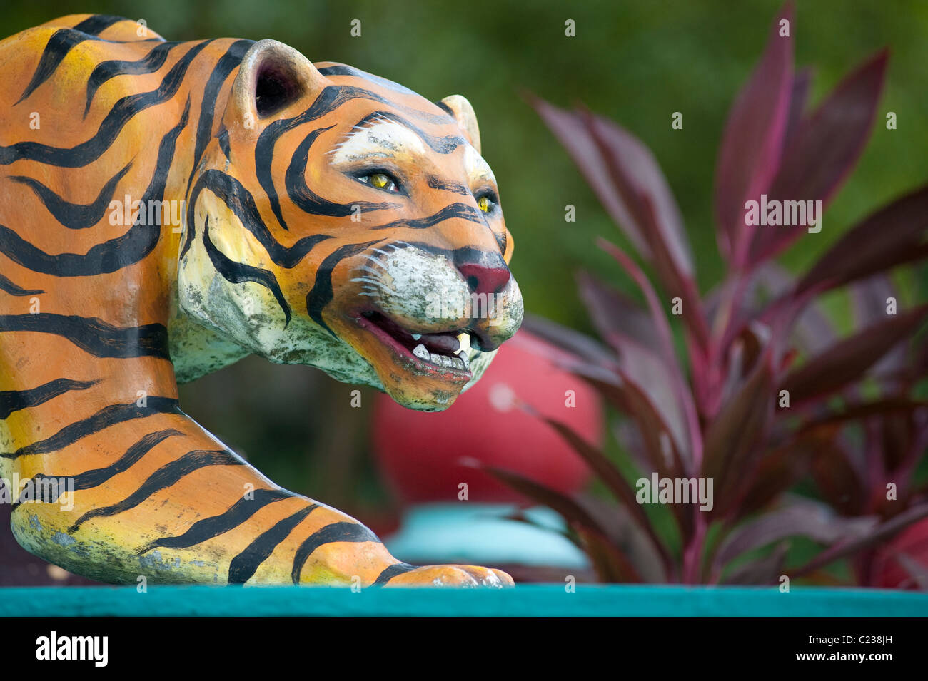 Una scultura di tiger alla Haw Par Villa, ex Tiger Balm Gardens in Singapore Foto Stock