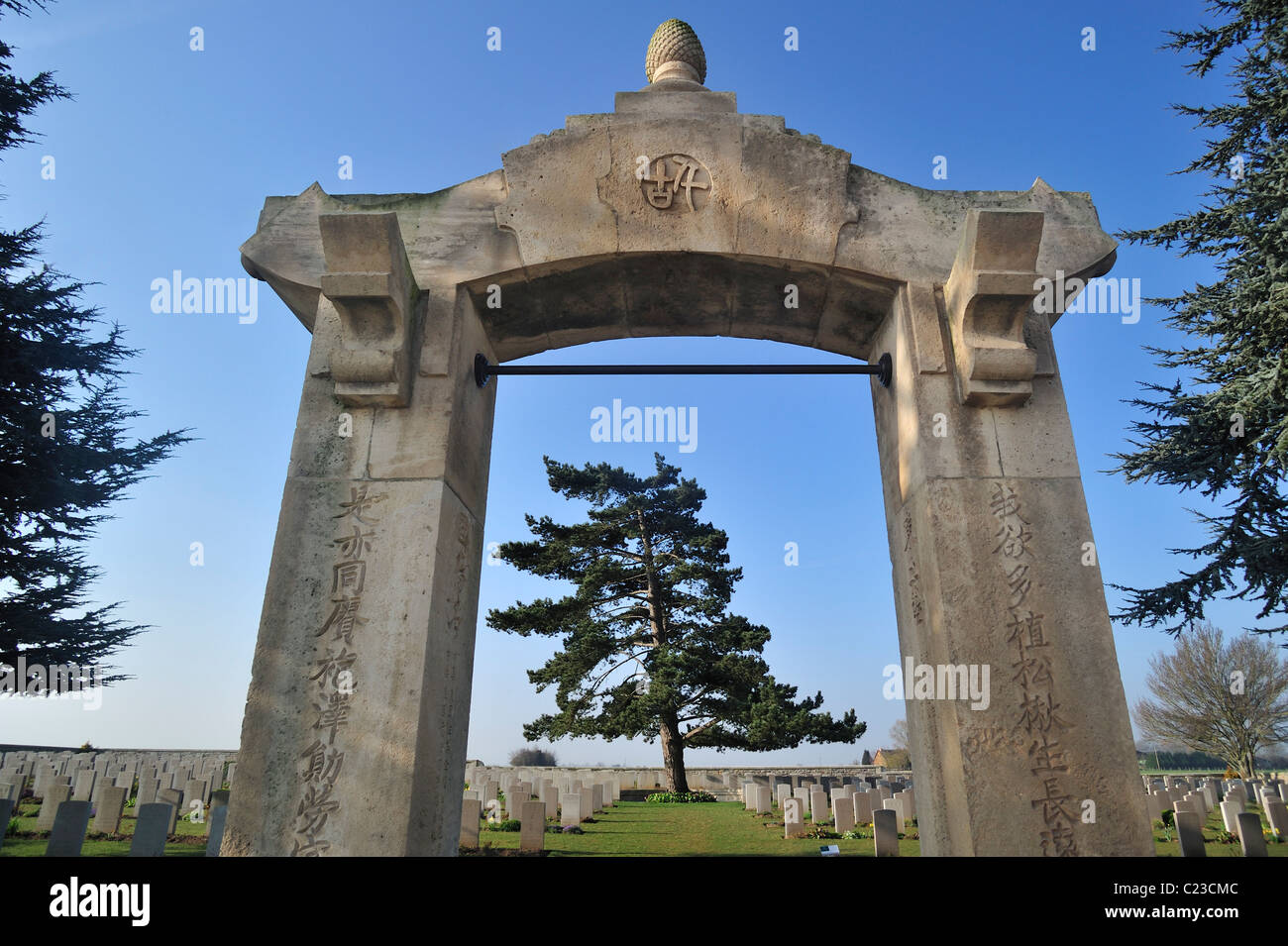 Cancello di ingresso della prima guerra mondiale un cimitero di guerra cinese operai a Noyelles-sur-Mer, la baia della Somme, Piccardia, Francia Foto Stock