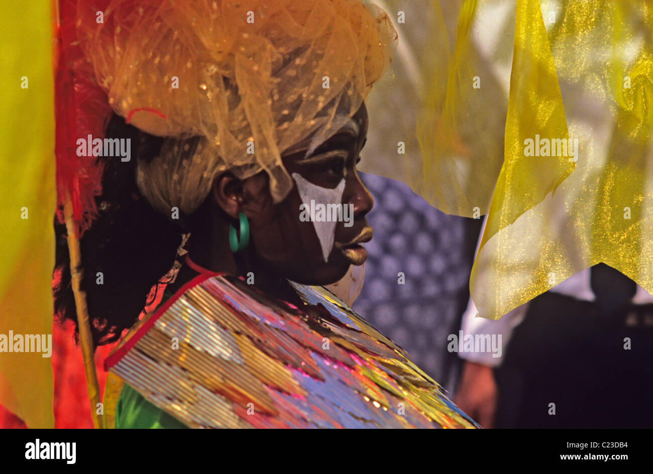 I variopinti costumi e ballerine alla Nottinghill Carnival Foto Stock