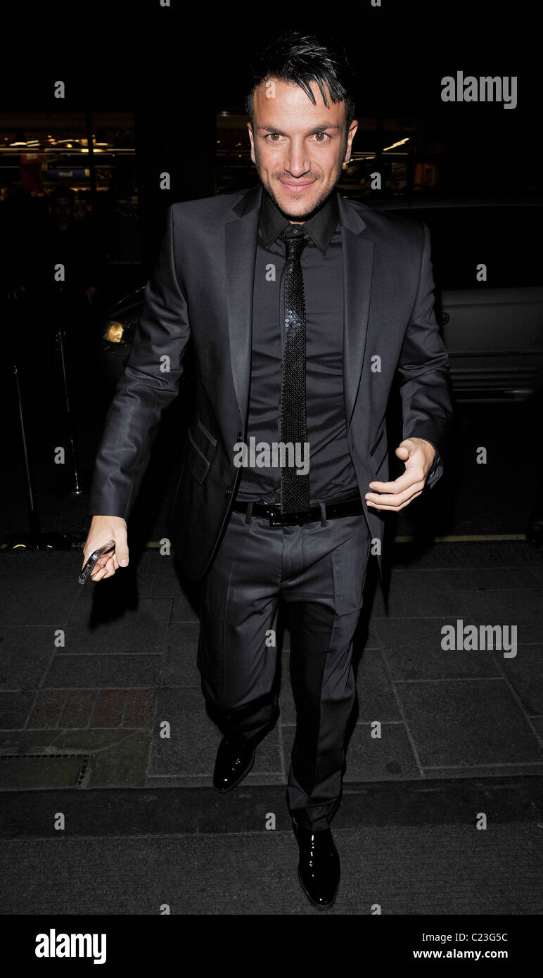 Peter Andre in un vestito nero, nero camicia e cravatta nera di ritornare  al suo hotel Londra Inghilterra - 14.10.09 Foto stock - Alamy