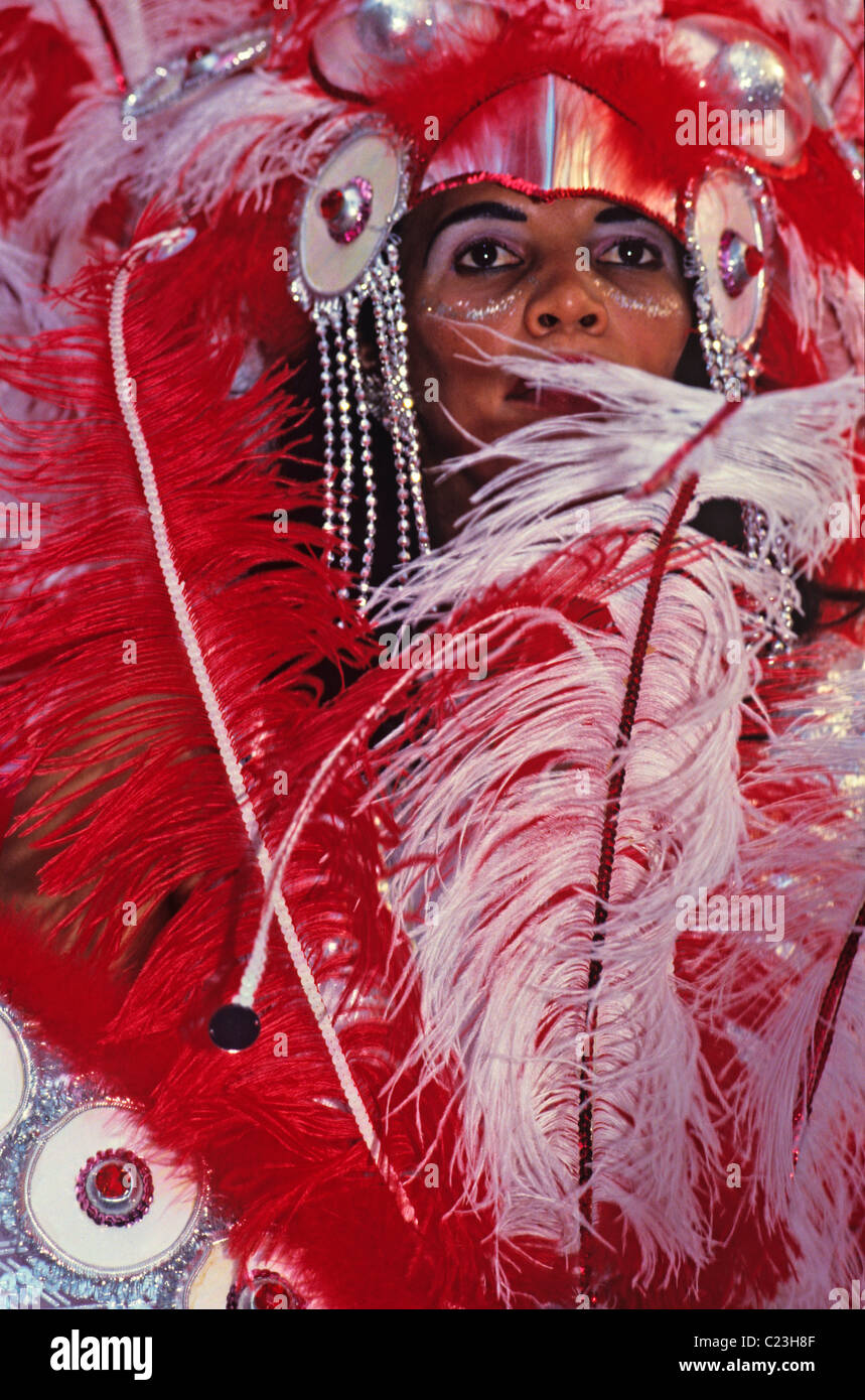 I variopinti costumi e ballerine alla Nottinghill Carnival Foto Stock