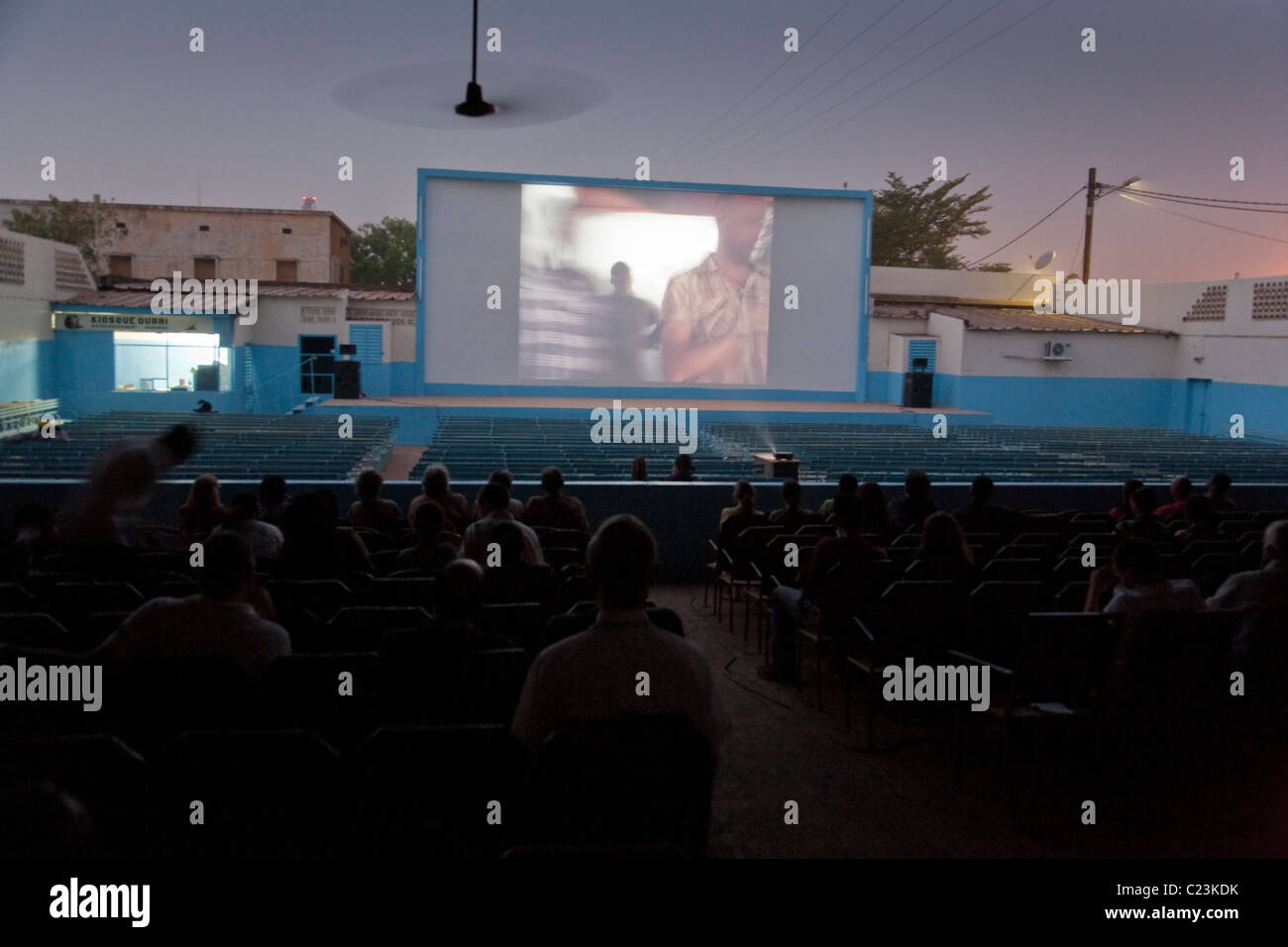 Uno screening a Ciné Ourbi cinema open-air durante FESPACO film festival di Ouagadougou, Burkina Faso Foto Stock