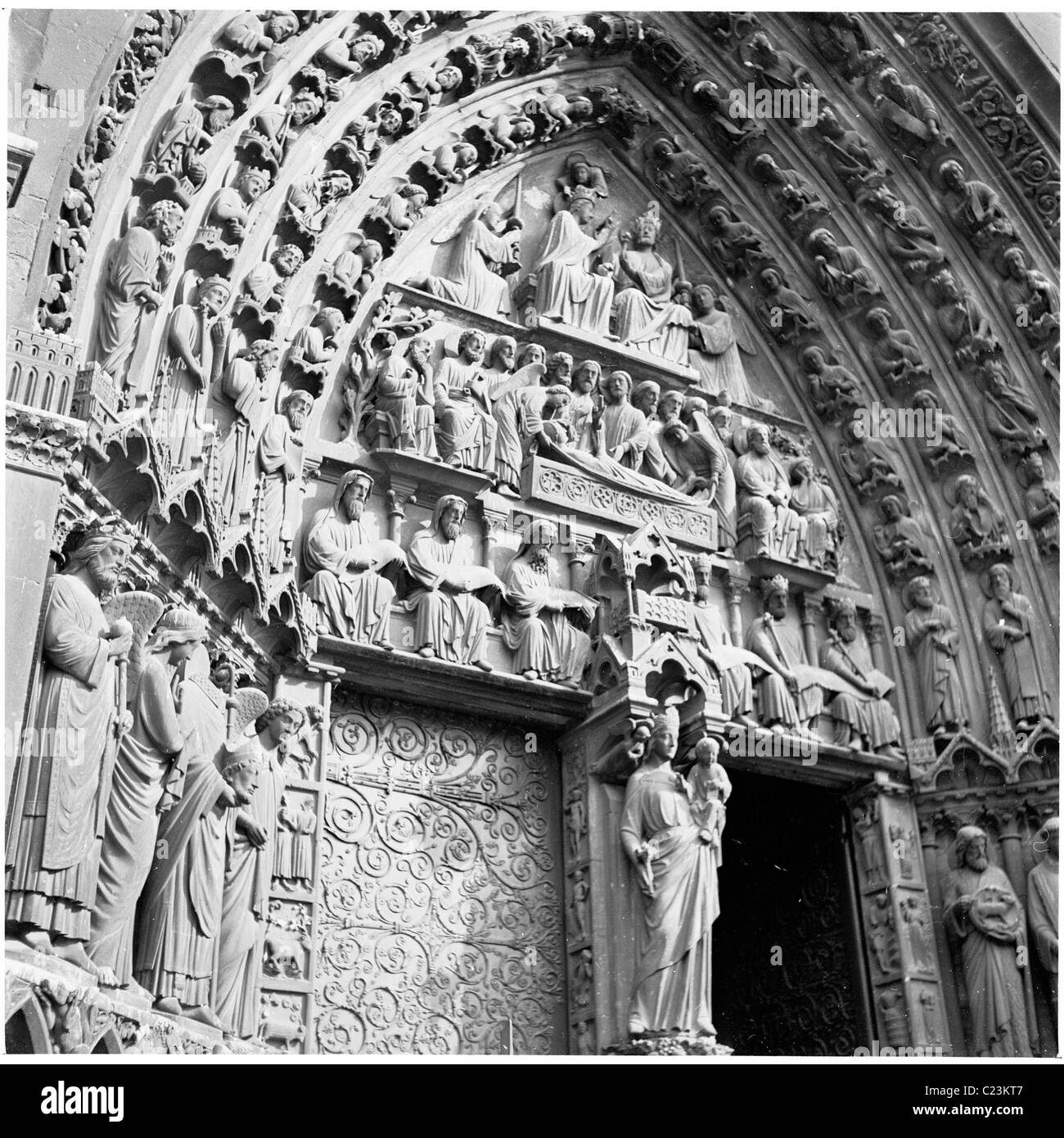 Anni '50, Parigi, Francia, Vista esterna della pietra decorativa della cattedrale di Notre Dame, una famosa chiesa cattolica nella capitale francese. Foto Stock