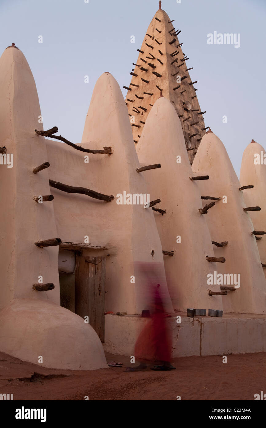 Donna di entrare alla Grande Moschea di Bobo Dioulasso, Burkina Faso Foto Stock