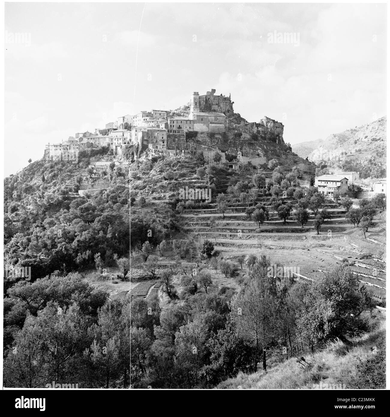 Degli anni Cinquanta, storico, la Francia, l'antico borgo medievale di Eze in Costa Azzurra, seduta alta (1,401 piedi) sulla cima di una collina,a breve distanza da Nizza. Foto Stock