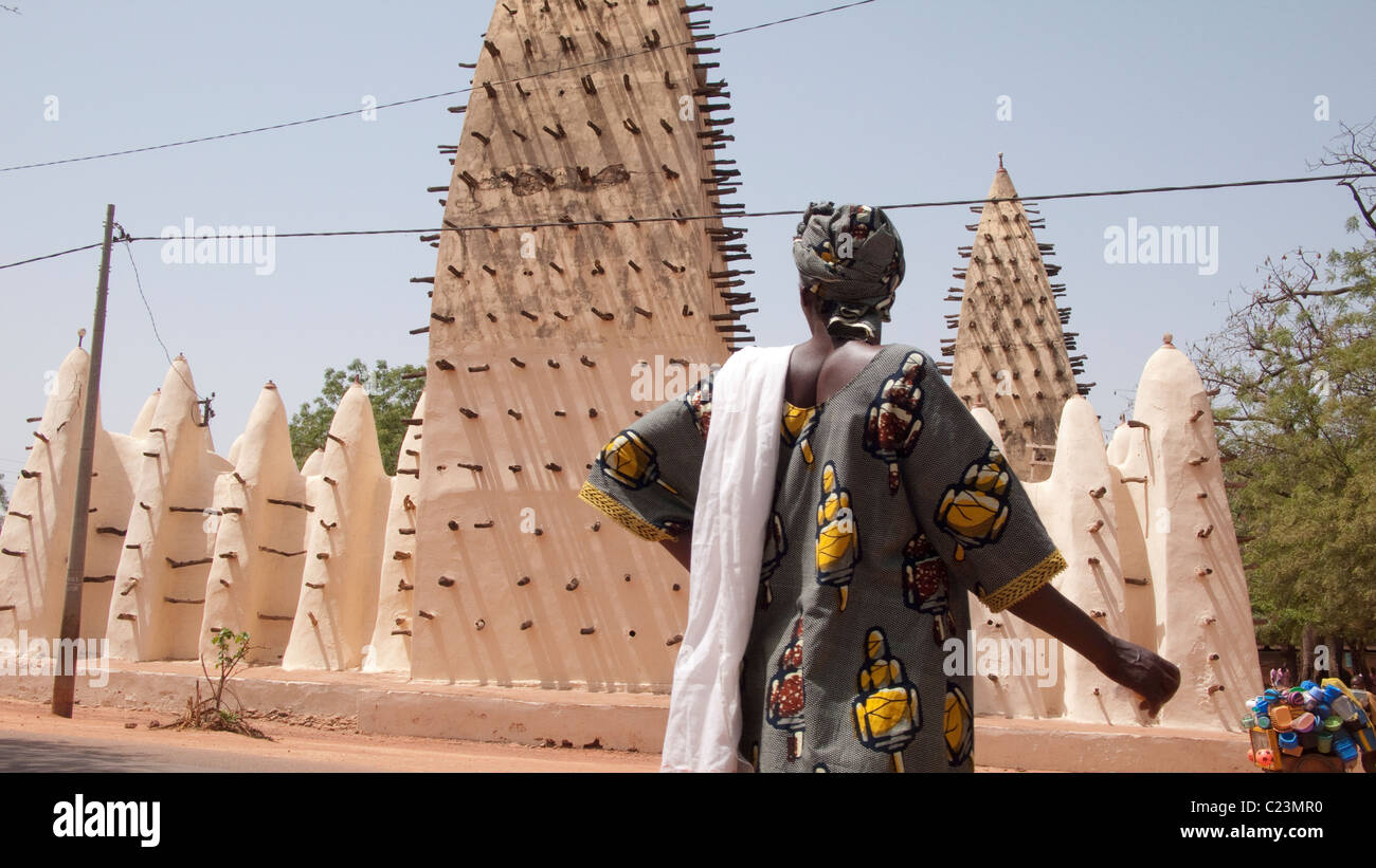 Una donna che passa la Grande Mosquée di Bobo Dioulasso Foto Stock