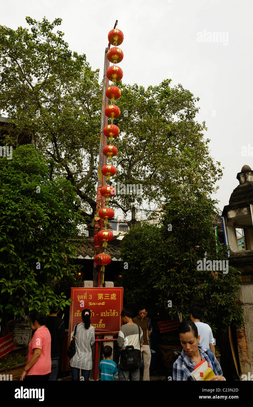 Rosso lanterne cinesi pendenti davanti il tempio Cinese Wat Mangkok Kamalawatt , Chinatown, bangkok, Thailandia Foto Stock