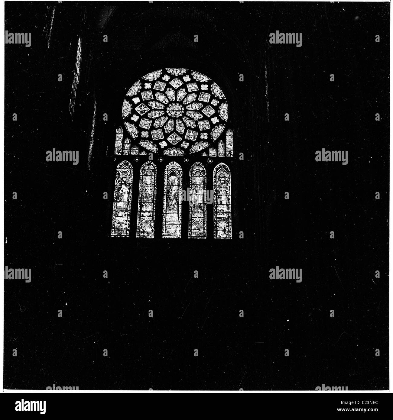 1950s, vista interna di una delle vetrate della Cattedrale di Chartres, Francia, conosciuta anche come la Cattedrale di nostra Signora di Chartres. Foto Stock