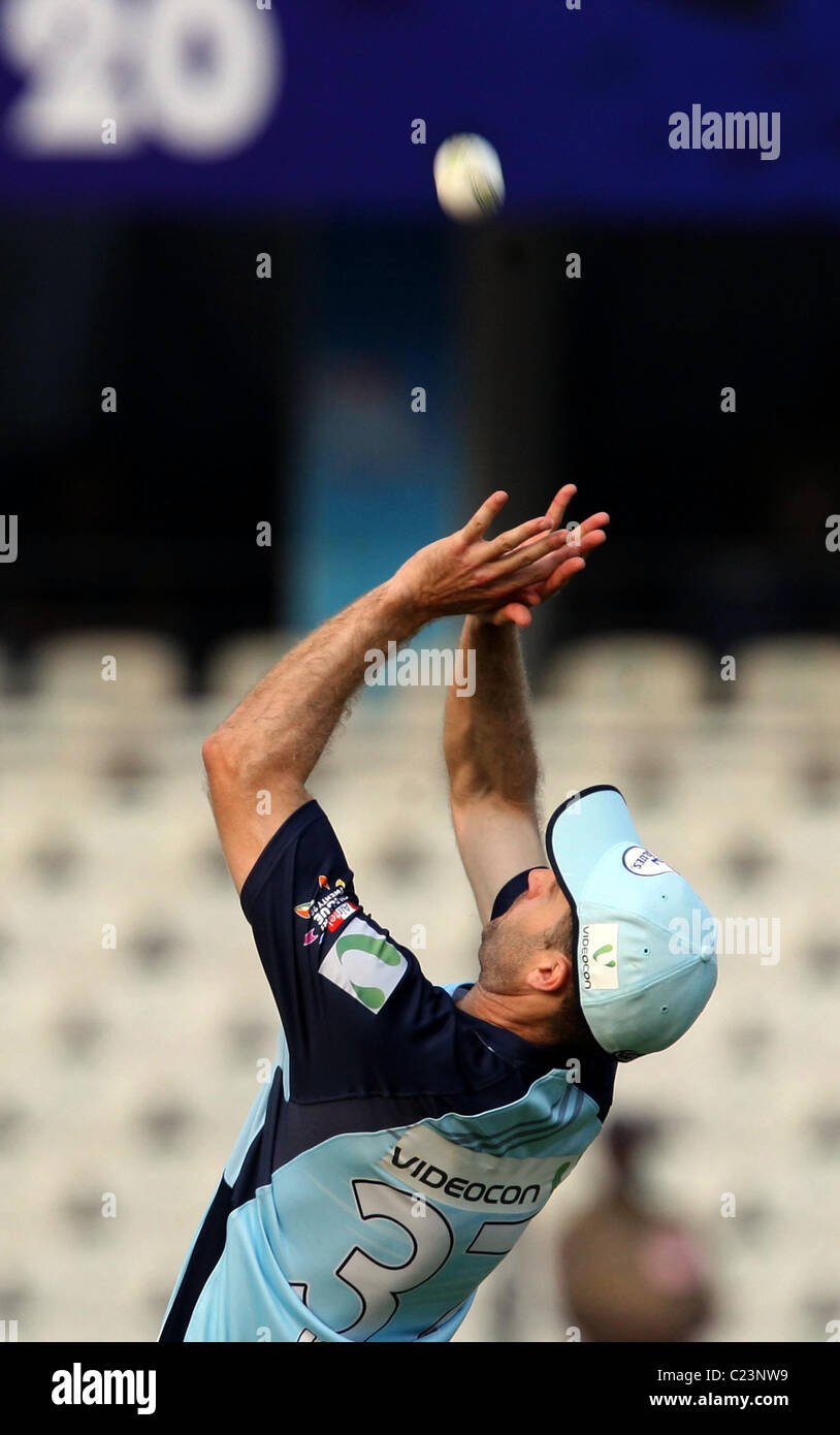 Nuovo Galles del Sud Player Simon Katich catture Craig Kieswetter fuori durante il Somerset vs New South Wales Blues Champions League Foto Stock