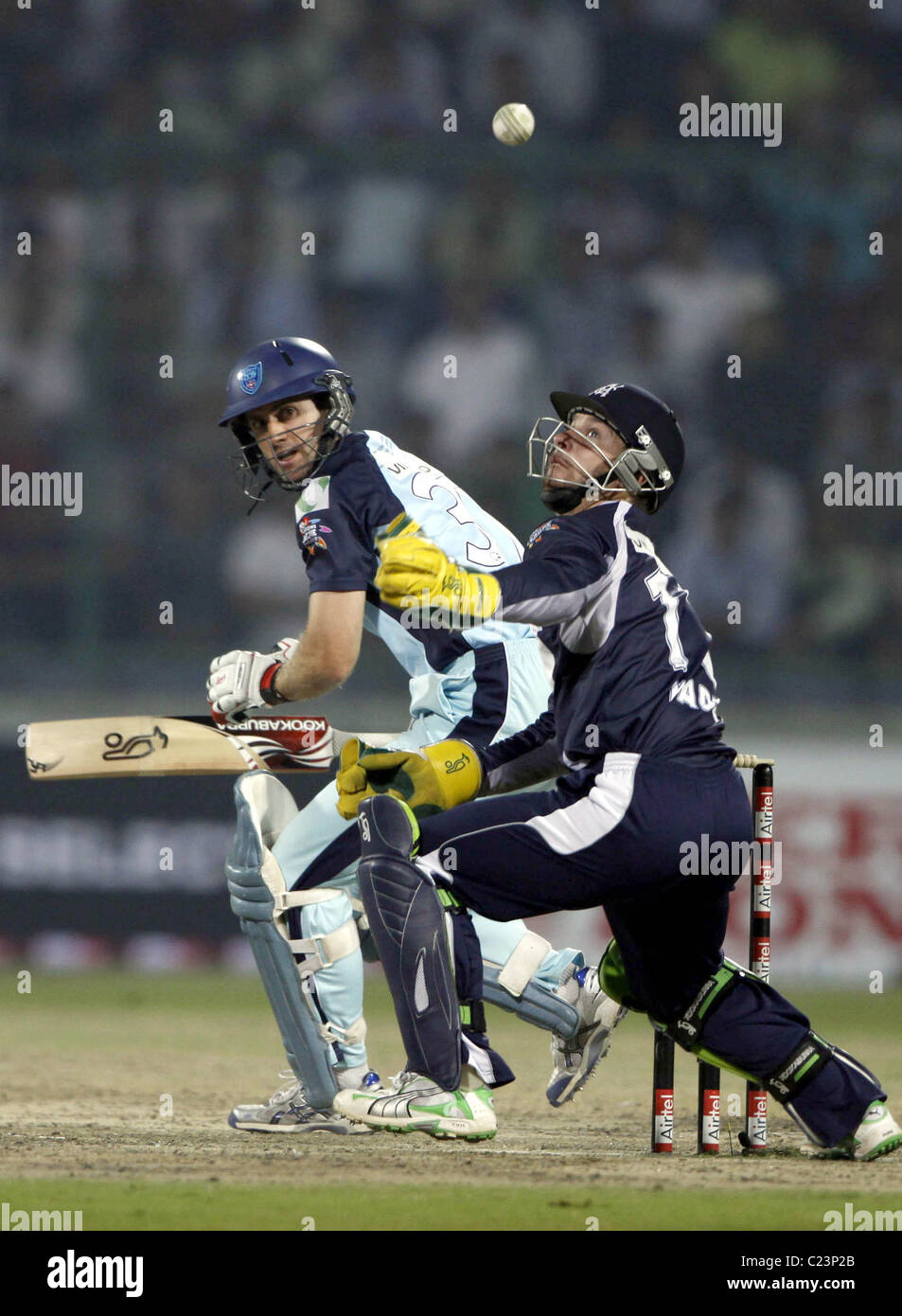 Simon Katich del NSW Blues in azione durante la durante la Airtel Champions League venti20 Prima Semi finale tra Foto Stock