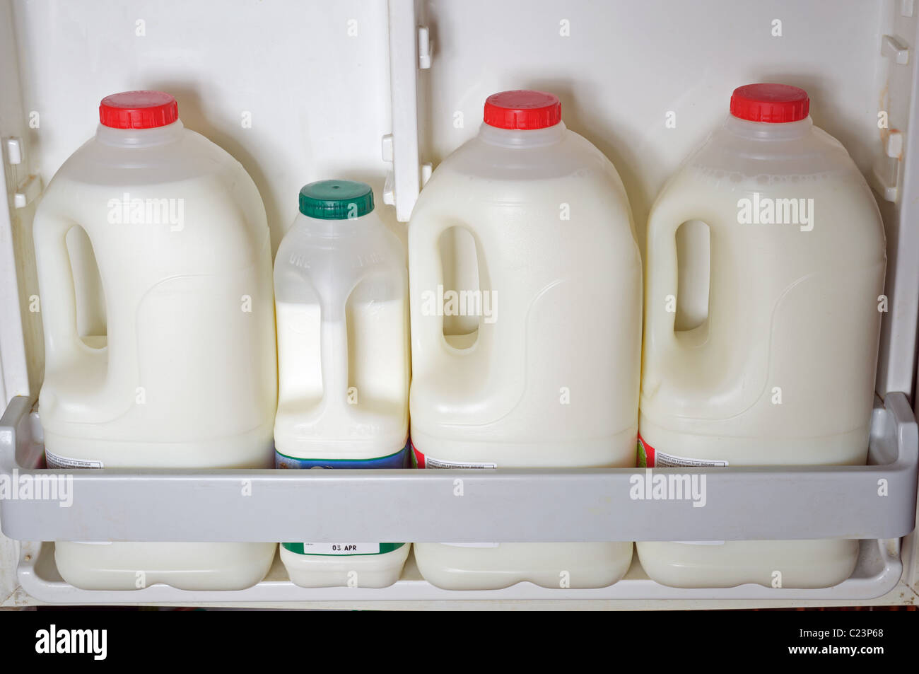 Il latte nel frigo, UK Foto stock - Alamy