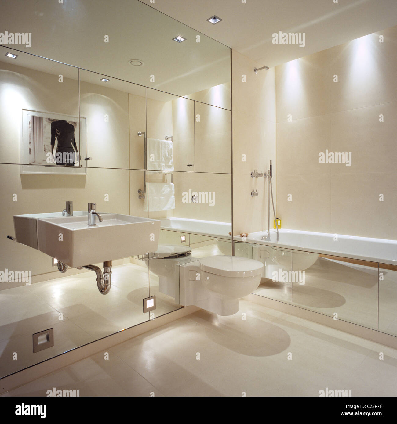 Parete specchiata in bagno moderno con interior design by Todhunter Earle Foto Stock