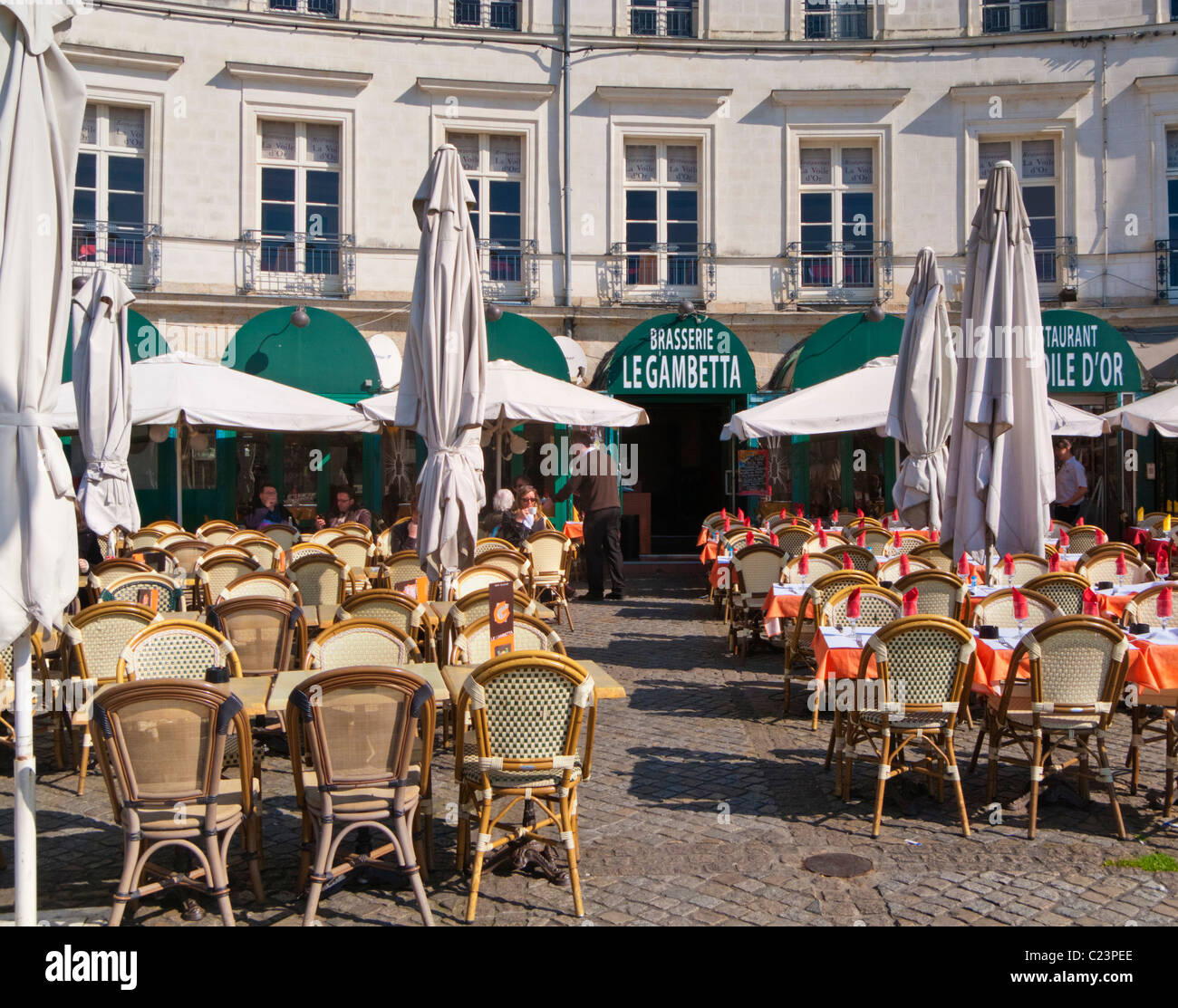 Il francese cafe' sul marciapiede e la Brasserie in Place Gambetta, Vannes, Morbihan, in Bretagna, in Francia, in Europa Foto Stock