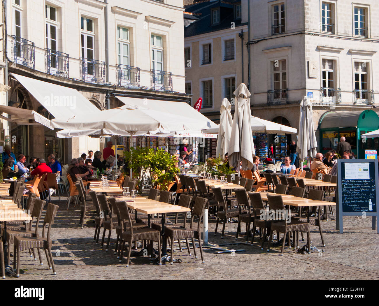 Cafe' sul marciapiede in Place Gambetta, Vannes, Morbihan, in Bretagna, in Francia, in Europa Foto Stock