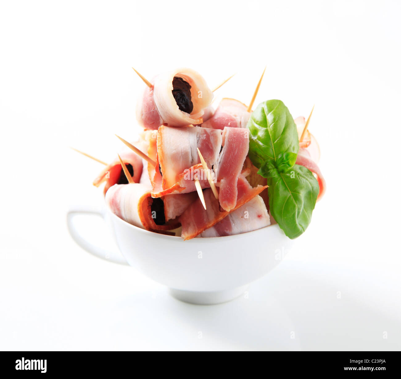 Le prugne essiccate avvolto in pancetta - studio Foto Stock