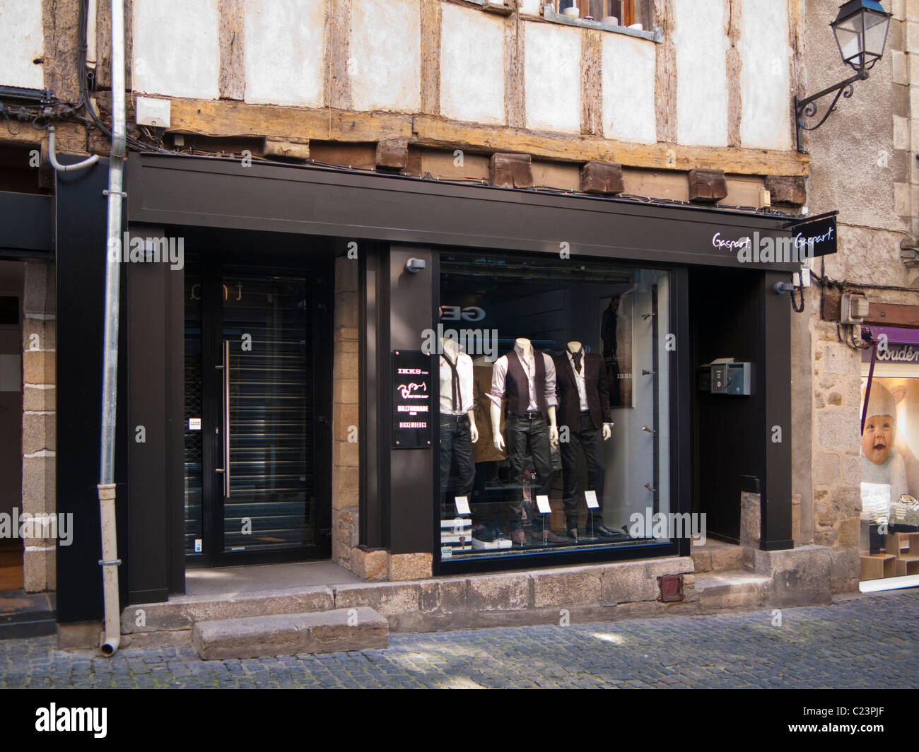 Vetrina di un negozio di abbigliamento francese, Vannes città vecchia, Morbihan, Bretagna, Francia Foto Stock