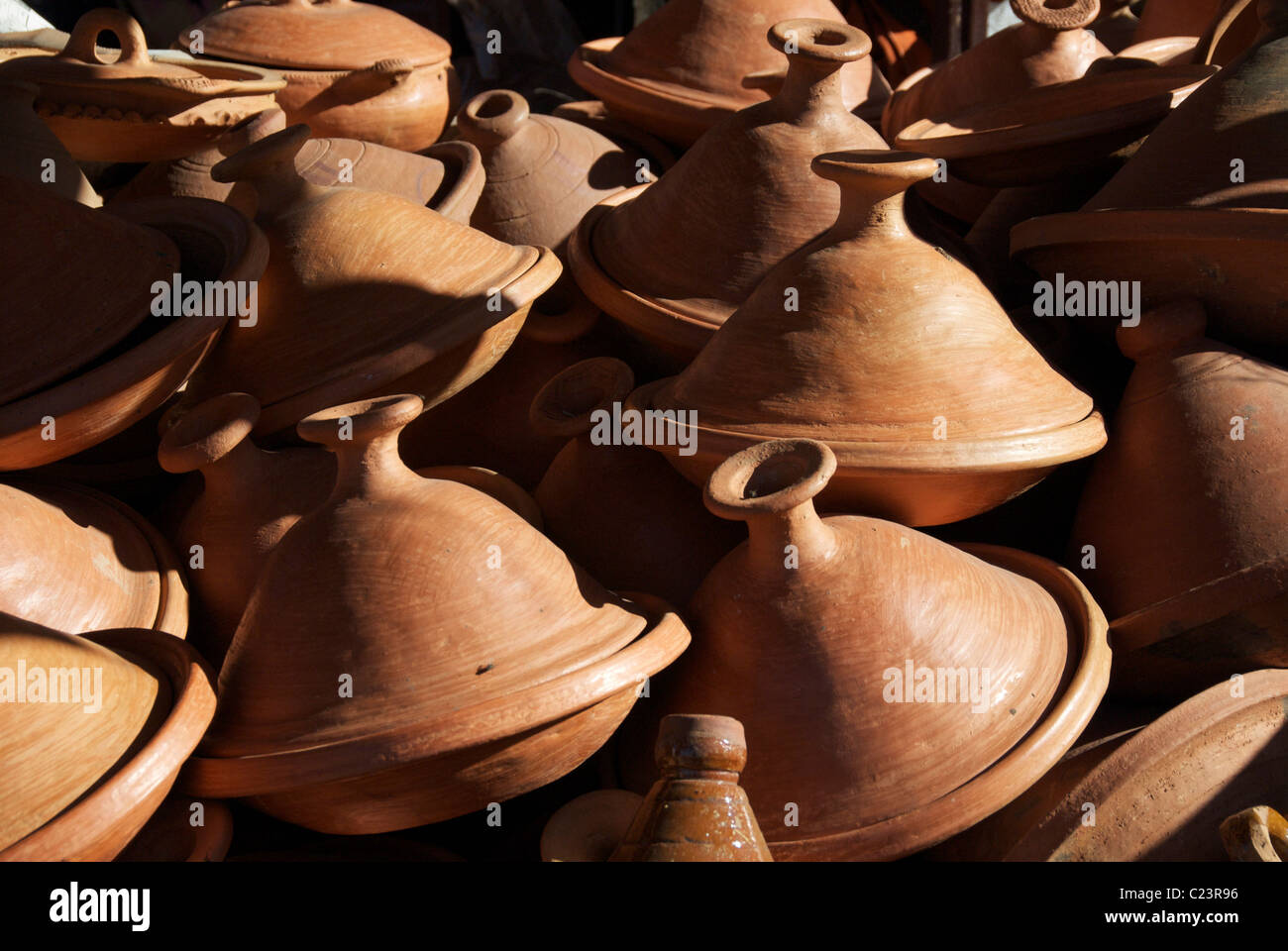 Gli ingredienti di base di una tagine di terracotta per la vendita, Marocco Foto Stock