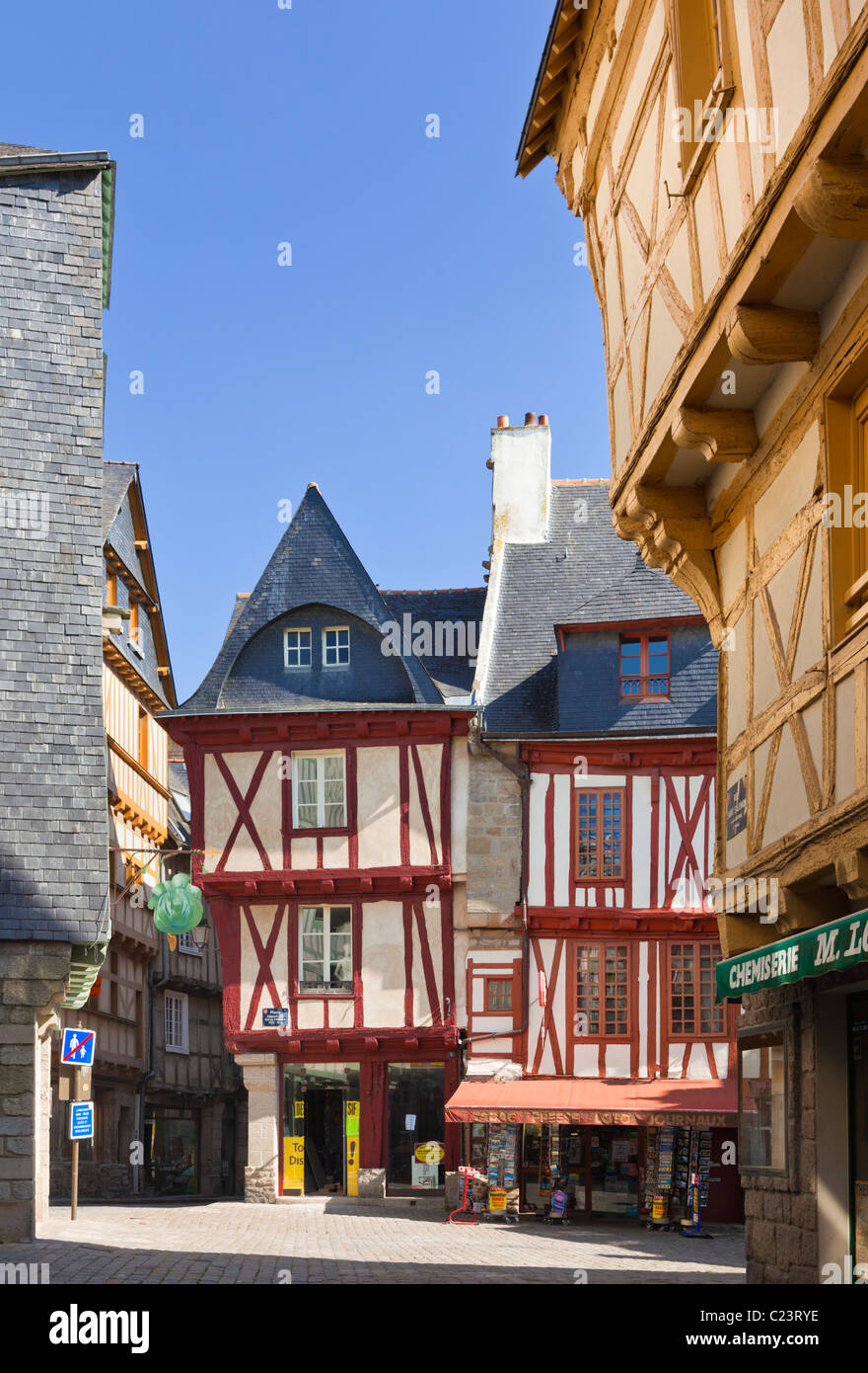 Vannes, Francia - Luogo Henri IV piazza della città vecchia con edifici medievali, Vannes, Morbihan, in Bretagna, in Francia, in Europa Foto Stock