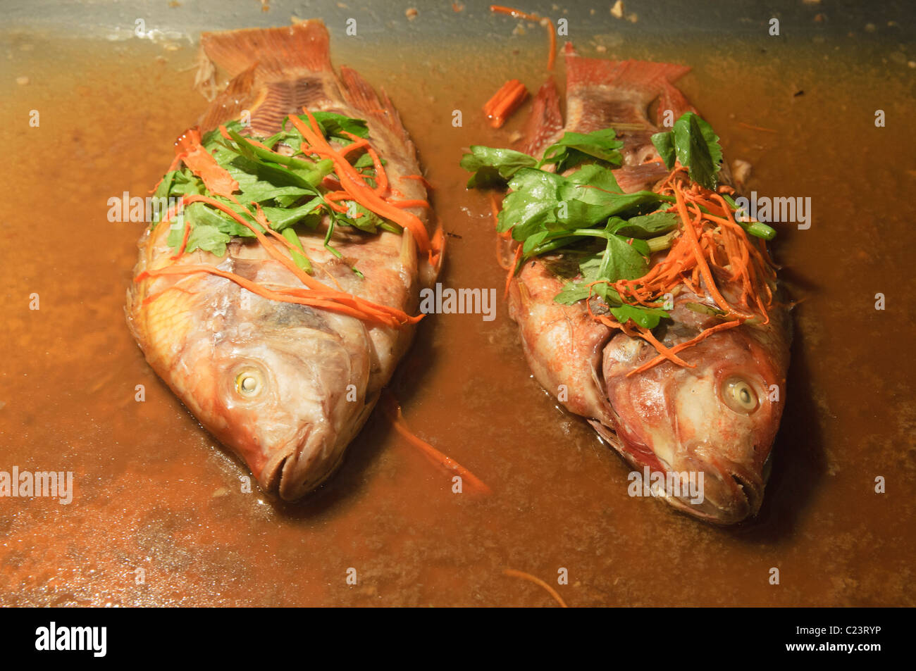 Grigliata di red snapper pesce servite in Chiang Mai il Mercato Notturno, Thailandia Foto Stock