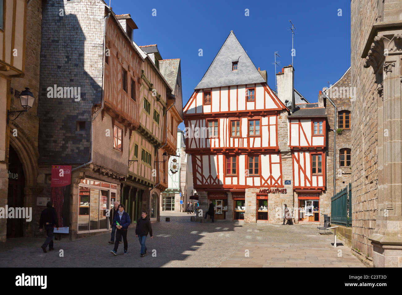 Vannes, Morbihan, in Bretagna, Francia, Europa: Place Saint Pierre piazza con edifici medievali nella città vecchia. Foto Stock